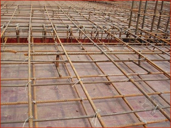 对浇筑混凝土过程中容易受踩踏的部位采用改进过的长铁板凳控制双层 钢筋 间距，效果良好。
