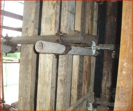 柱墙模板采用高强螺杆进行加固，确保柱墙断面准确。 