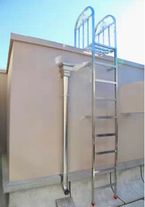 屋面工程——屋面机房层可伸缩式不锈钢爬梯效果
