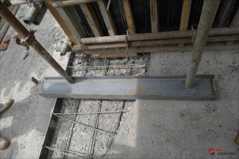 支撑体系立杆遇预留洞时，用槽钢或工字钢跨越