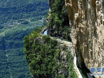 湖北深山山崖上现人工水渠——“绝壁天河”