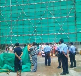 广州工地塔吊高空坠落压死4人