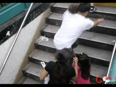 把楼梯其中一阶加高一点就会有很大几率摔倒