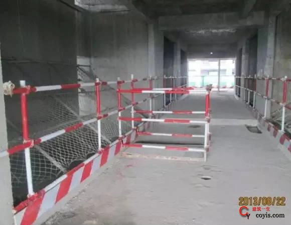 电梯井门洞口应设置栅栏防护门