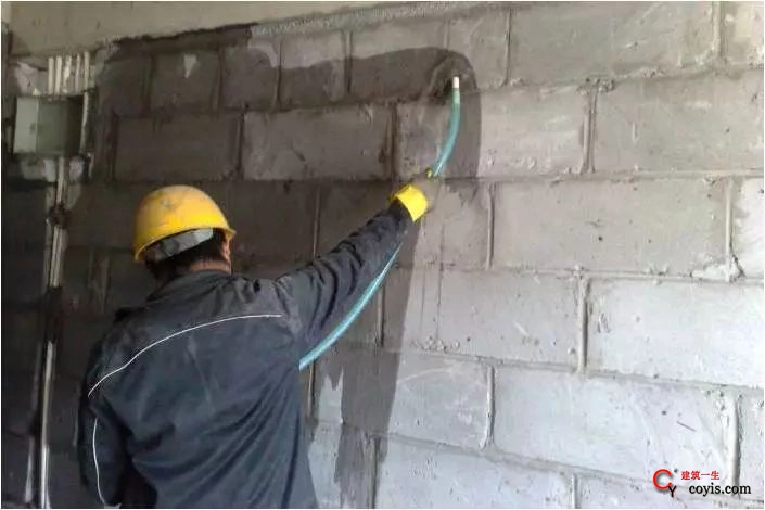 加气混凝土砌块抹灰前先将墙面清理干净、润湿