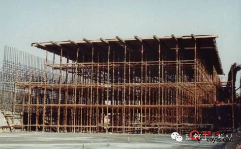 图为南京玄武湖隧道的主体结构施工采用碗扣架做模板支架，立杆顶端可调托上搁置木枋做纵横楞木，胶合板做面板。