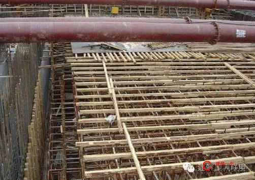 南京九华山隧道施工碗扣钢管支架上方的模板支撑体系。