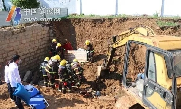 8月21日象山一加油站施工现场塌方三人被埋 1人经抢救无效死亡