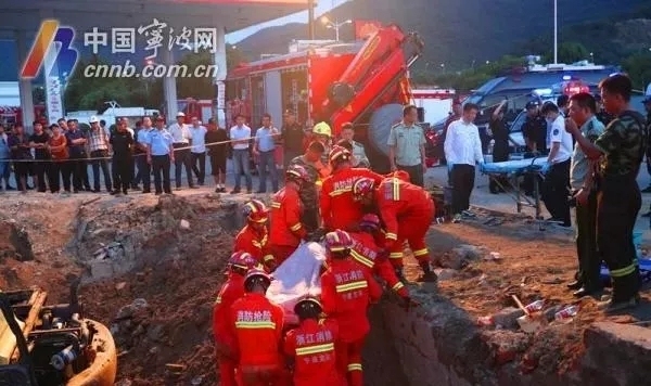 8月21日象山一加油站施工现场塌方三人被埋 1人经抢救无效死亡