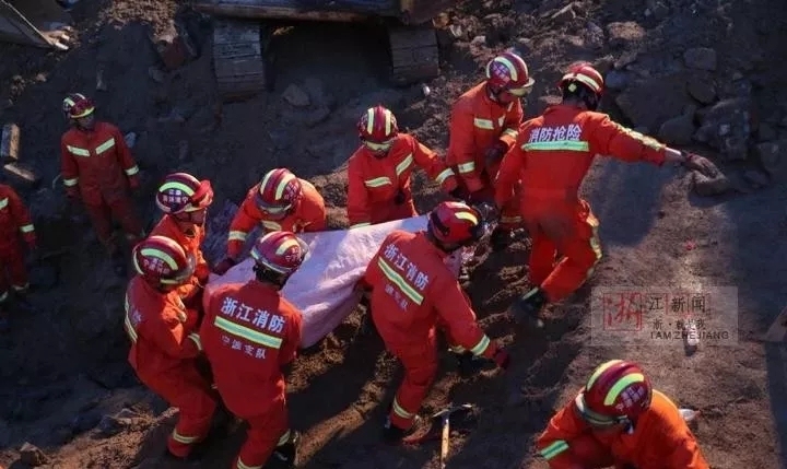 8月21日象山一加油站施工现场塌方三人被埋 1人经抢救无效死亡