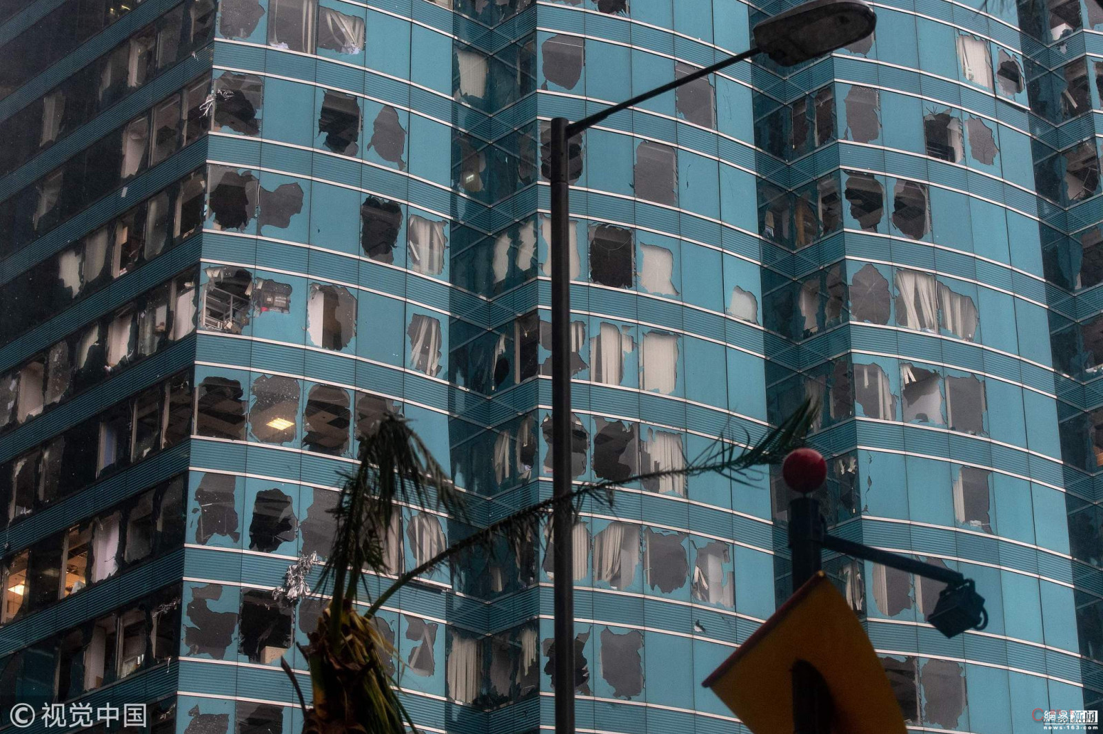 台风“山竹”过境 大楼玻璃成“蜂窝”