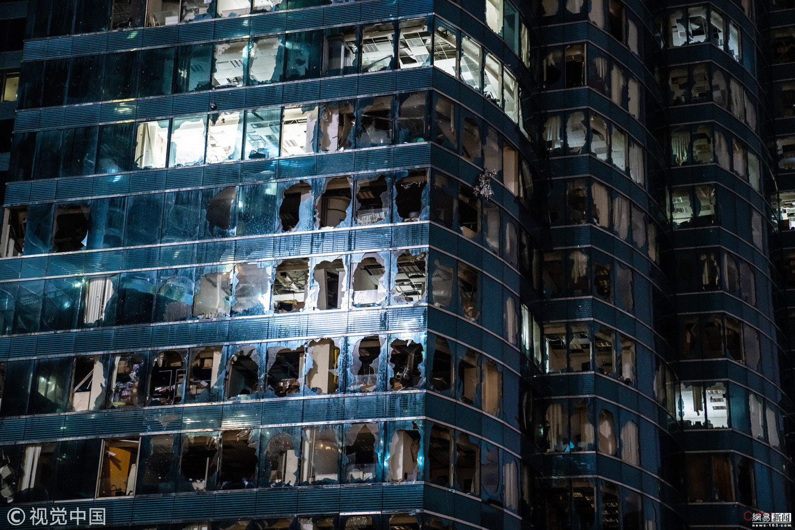 台风“山竹”过境 大楼玻璃成“蜂窝”