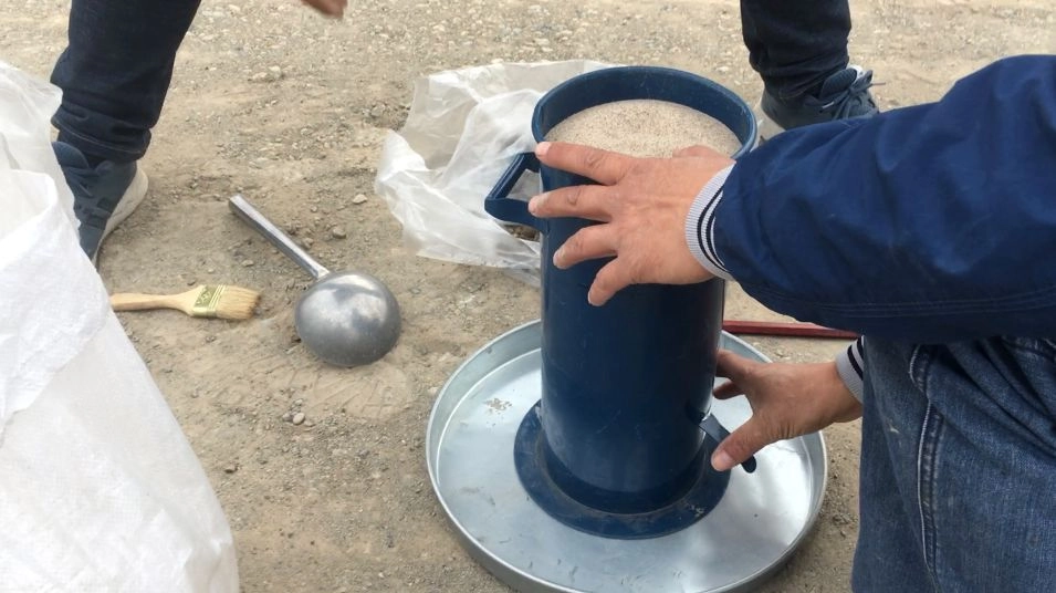 挖坑灌砂法测定压实度试验方法