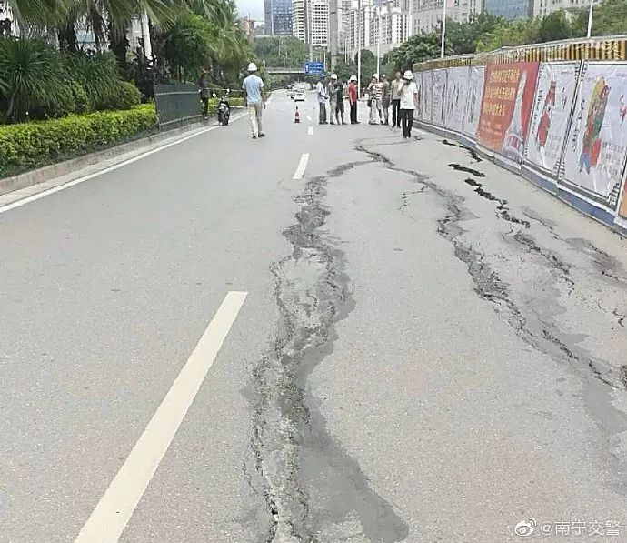 2019年6月8日南宁一项目临近道路侧基坑边坡坍塌