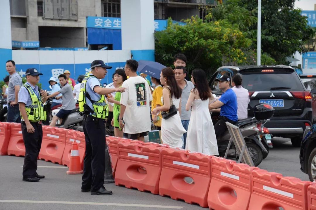 2019年6月8日南宁一项目临近道路侧基坑边坡坍塌