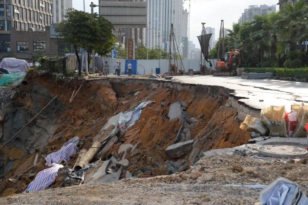 2019年6月8日南宁一项目临近道路侧基坑边坡坍塌