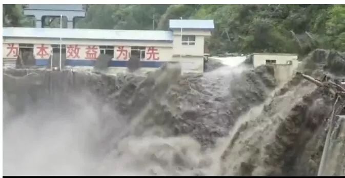 水利部：四川卧龙龙潭水电站洪水漫坝，不排除失稳溃坝可能 