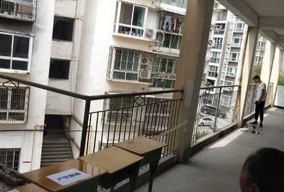 巴中一学校栏杆断裂 致两学生坠楼一死一重伤