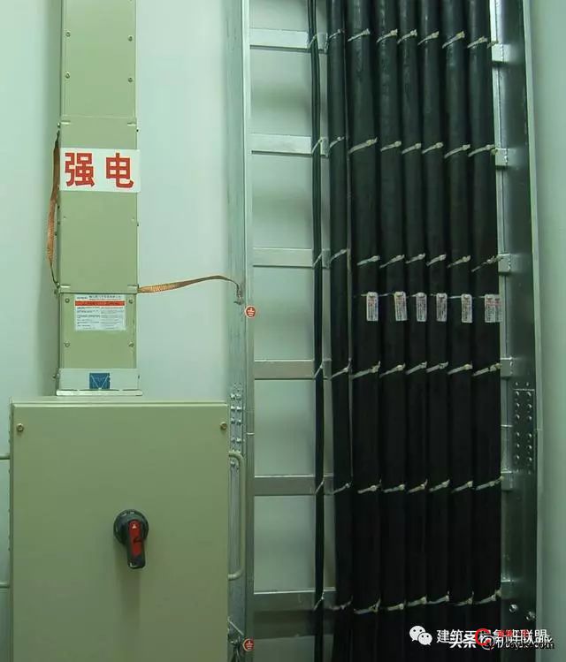 梯架内电缆敷设整齐，固定牢固，标识明确。