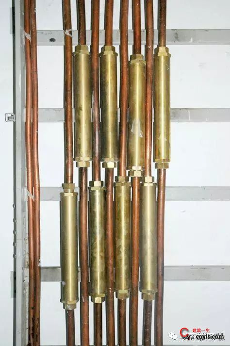 明敷矿物电缆不整齐，在水管下方无防水（潮）措施，矿物电缆尽量采用非金属梯架及非金属固定绑扎。