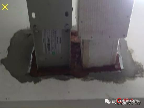 错误：楼板处无专用弹簧减震支撑，穿越楼板防火封堵粗糙。