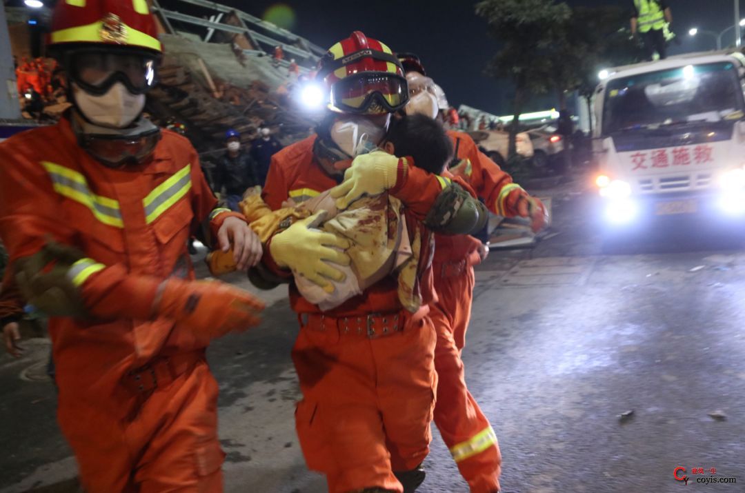 8日0时20分左右，消防队员救出一名两三岁大的幼童，这是到目前为止年纪最小的获救者。