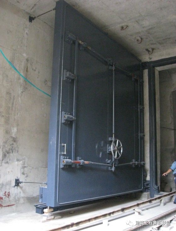 1,人防区内顶板严禁设变形缝2,顶板模板关系1)人防区内梁板配筋图纸