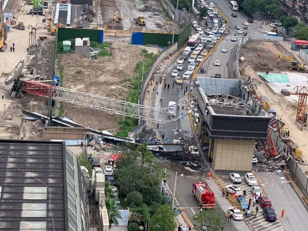 2020年6月9日，湖北武汉起吊钢筋笼时，工地履带吊突然侧翻砸中行驶车辆