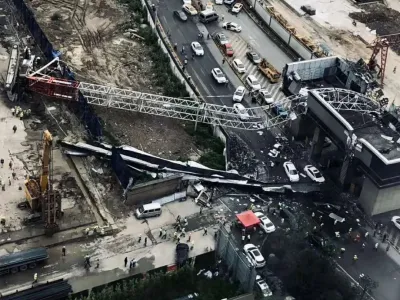 2020年6月9日,湖北武汉起吊钢筋笼时,工地履带吊突然侧翻砸中行驶车辆