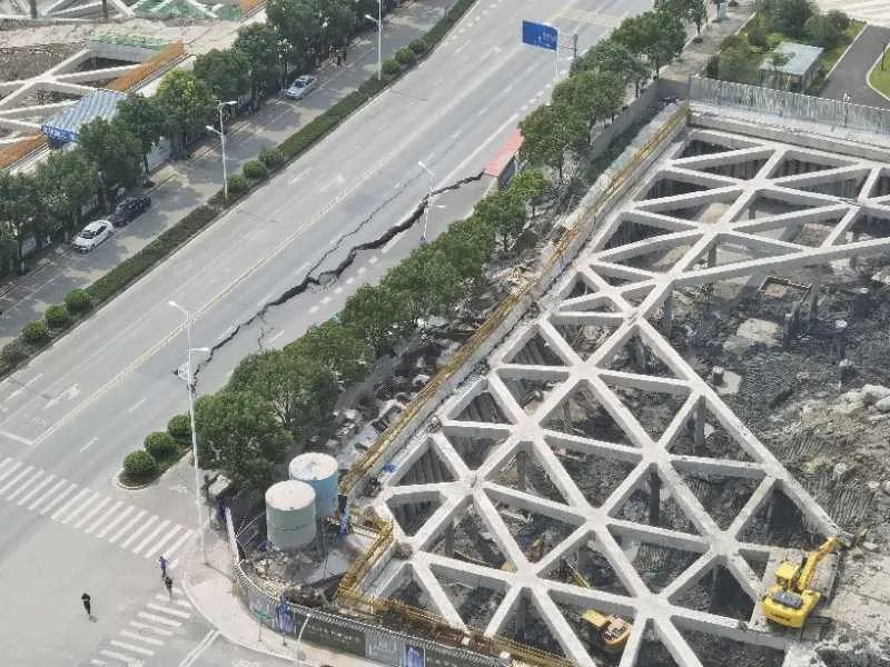 刚刚！温州瓯海突发塌陷，初步判断为临近地块地下室基坑支护桩移位
