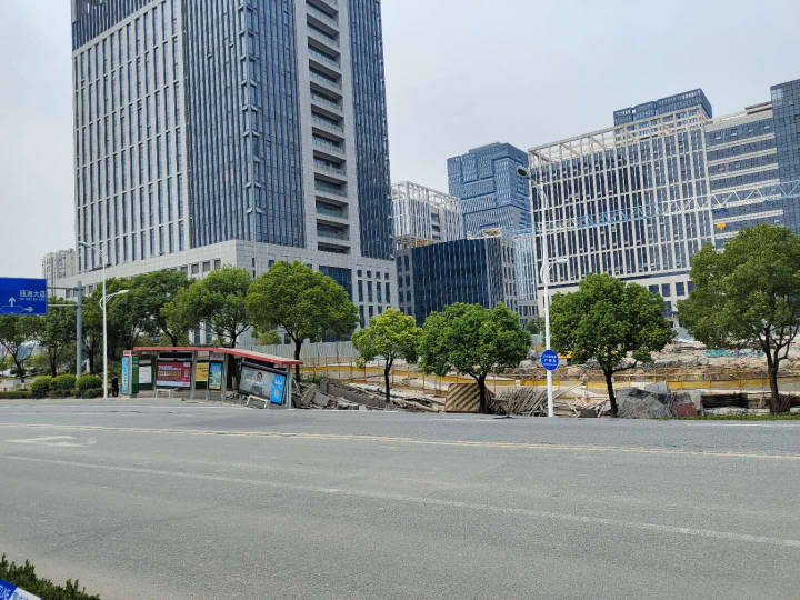 刚刚！温州瓯海突发塌陷，初步判断为临近地块地下室基坑支护桩移位