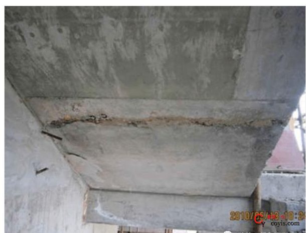 混凝土中夹有杂物且深度超过保护层厚度