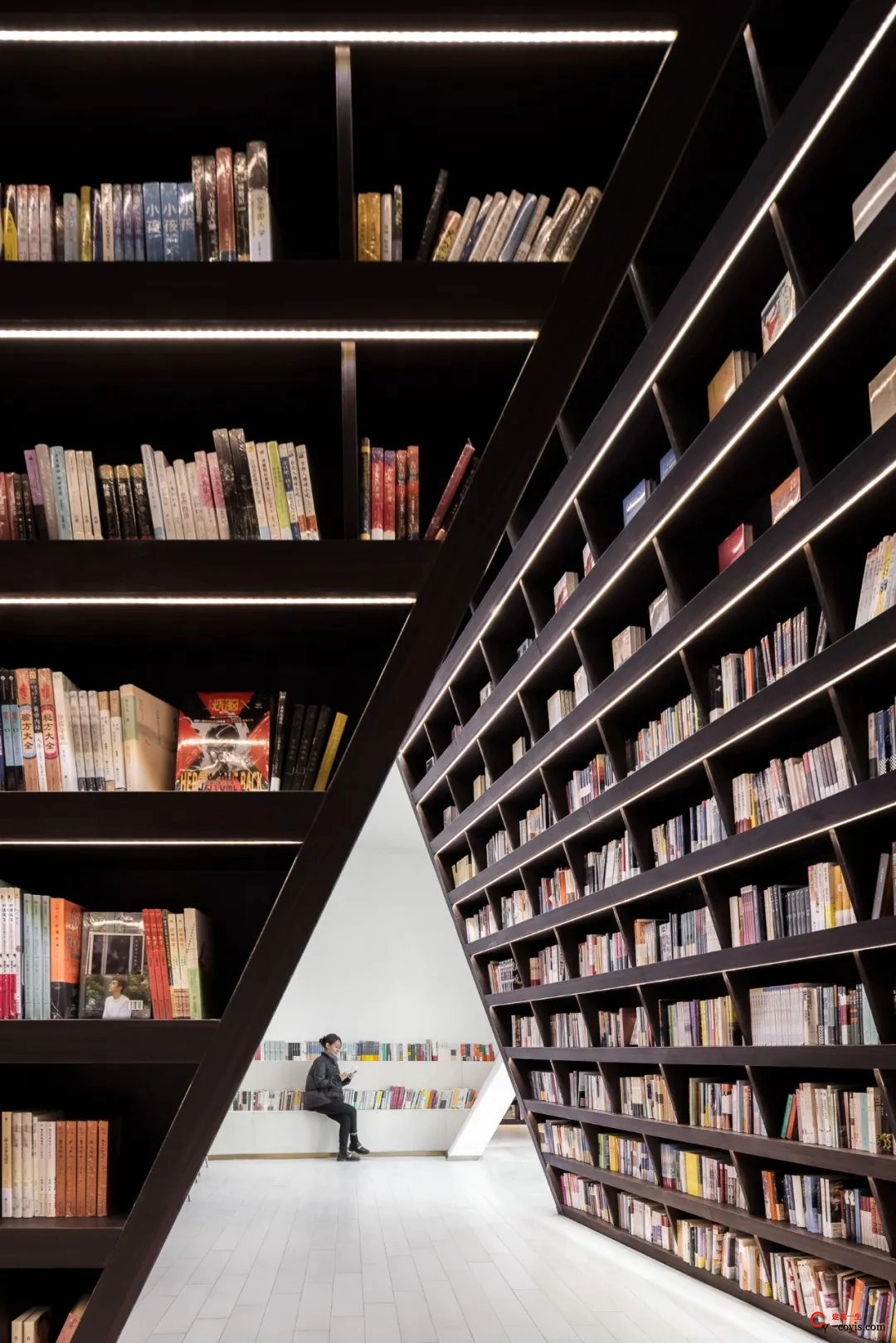 斐波影院X鐘書閣丨一家藏在書店里的電影院，打造出了文藝愛好者的天堂 / 唯想國際
