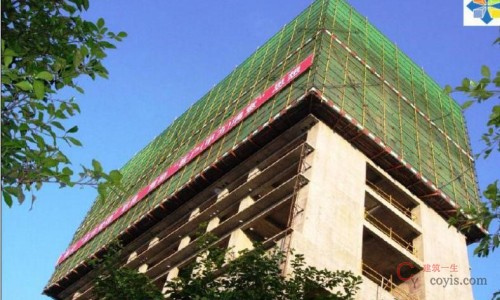 型钢设置合理,立杆间距均匀、顺直,色泽一致,安全网平顺。