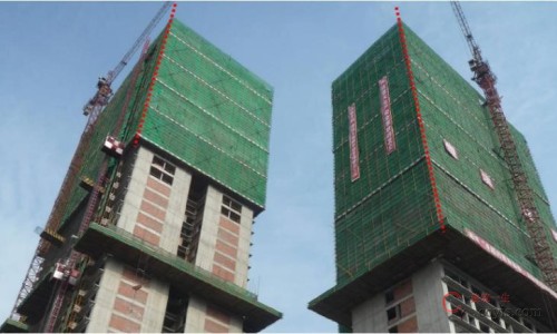 外脚手架大角顺直,安全网绑扎牢固、网间严密。