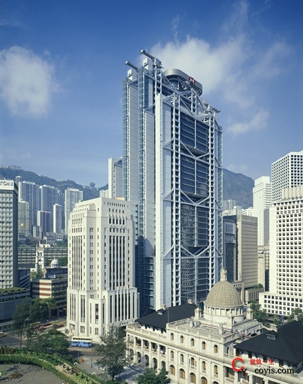 福斯特设计的香港汇丰银行总部大厦建于20世纪80年代，是世界上最昂贵的建筑