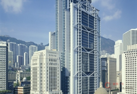 福斯特设计的香港汇丰银行总部大厦建于20世纪80年代,是世界上最昂贵的建筑