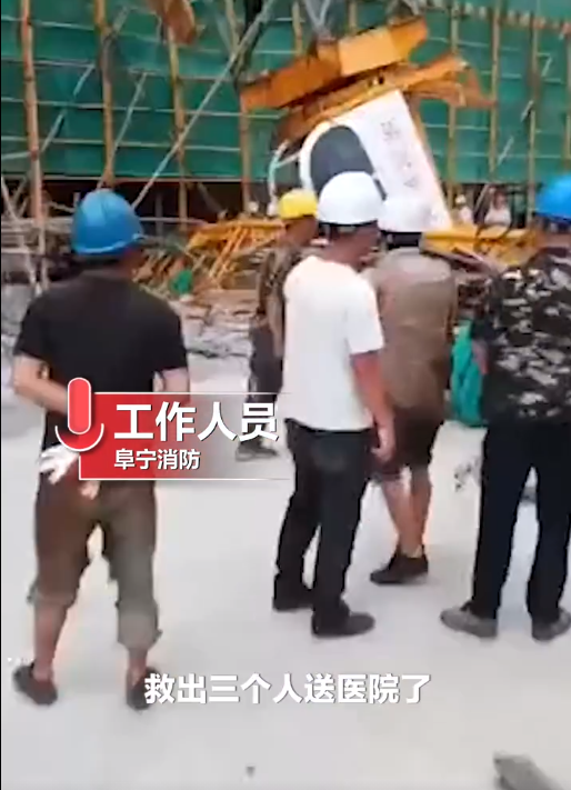 突发!江苏盐城一工地塔吊倒塌,横在路中央!3人被送医治疗