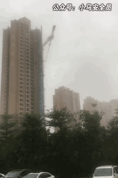 突发！江苏盐城一工地塔吊倒塌，横在路中央！3人被送医治疗