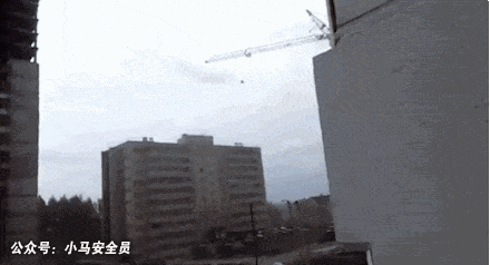 突发！江苏盐城一工地塔吊倒塌，横在路中央！3人被送医治疗