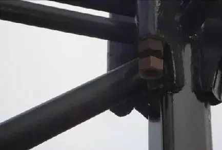 突发！江苏盐城一工地塔吊倒塌，横在路中央！3人被送医治疗
