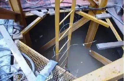 突发！江苏盐城一工地塔吊倒塌，横在路中央！3人被送医治疗