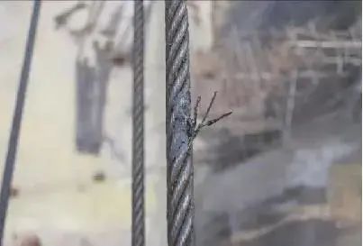 突发！江苏盐城一工地塔吊倒塌，横在路中央！3人被送医治疗