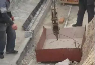 突发！江苏盐城一工地塔吊倒塌，横在路中央！3人被送医治疗