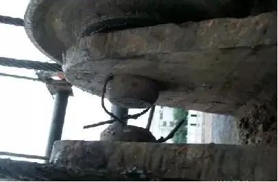 突发！江苏盐城一工地塔吊倒塌，横在路中央！3人被送医治疗