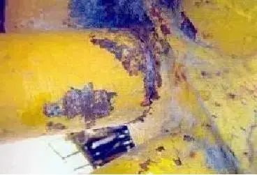 突发！江苏盐城一工地塔吊倒塌，横在路中央！3人被送医治疗