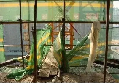 突发！江苏盐城一工地塔吊倒塌，横在路中央！3人被送医治疗