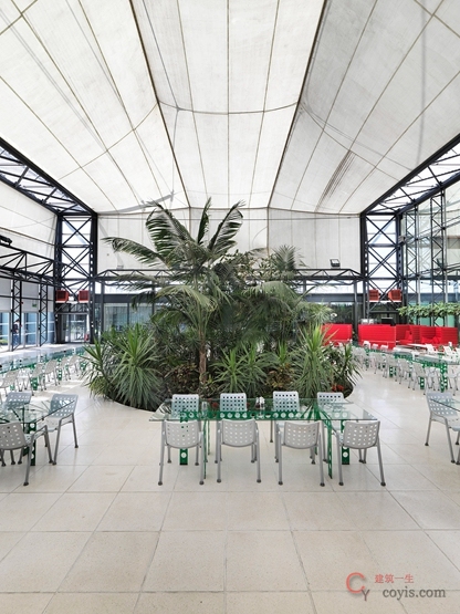 斯伦贝谢研究中心的顶部是一个薄膜屋顶。