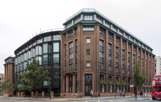 布雷肯大厦(Bracken House)是霍普金斯建筑师早期的一个例子,是更具有历史性的高科技建筑。