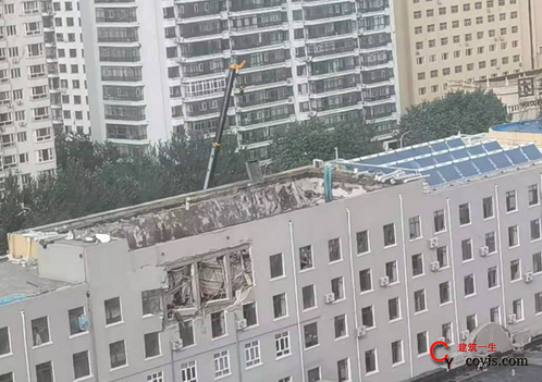 哈尔滨市一办公楼坍塌致11人被困，目前搜救出9人，其中2人已无生命体征